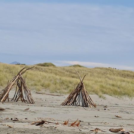 #40 At The Beach Waitarere 外观 照片
