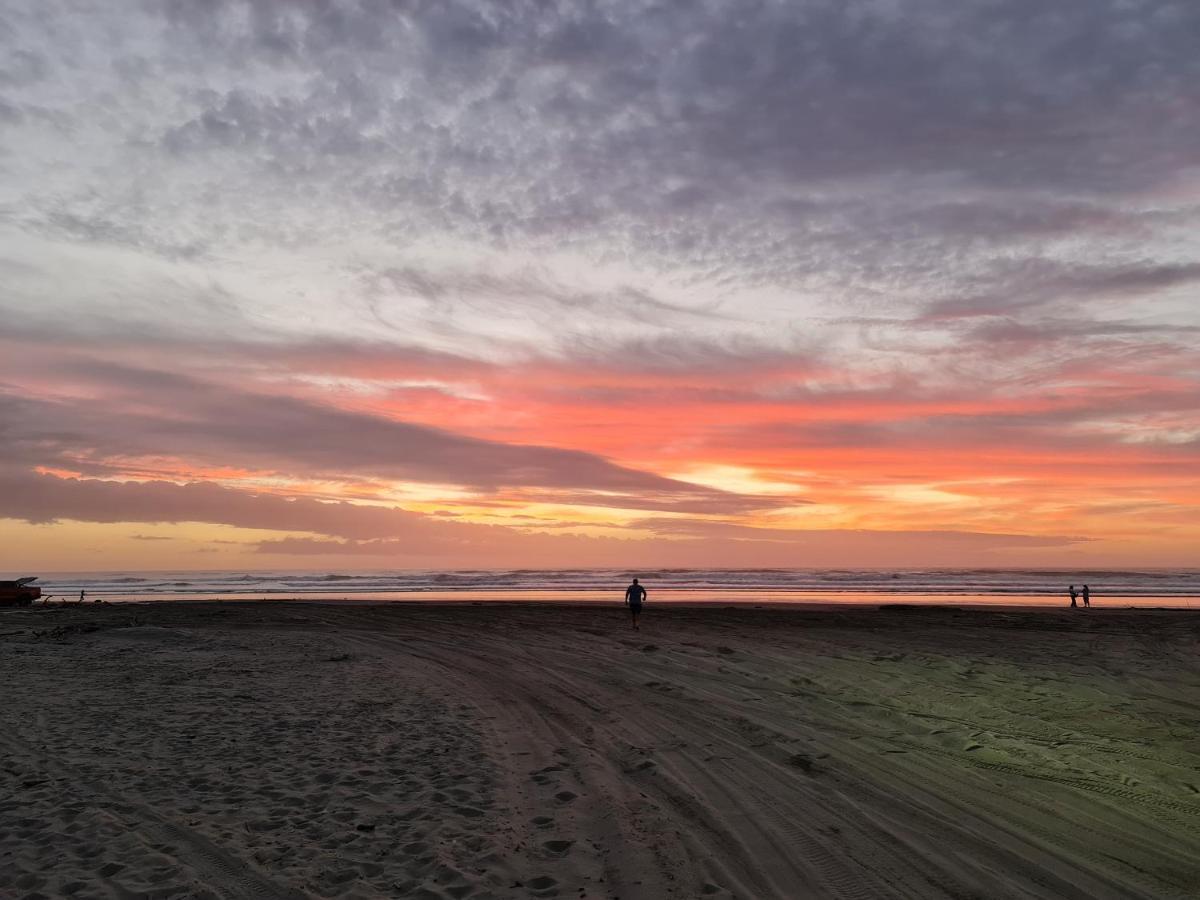 #40 At The Beach Waitarere 外观 照片