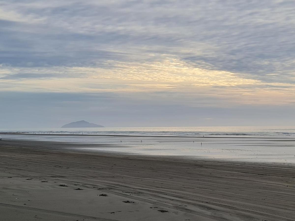 #40 At The Beach Waitarere 外观 照片
